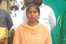 شوہر کی تیسری شادی کی اطلاع ملنے پر دوسری بیوی نے گھر کے سامنے دھرنا دیدیا