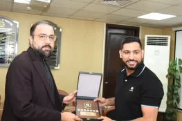 چودھری سالک حسین سے پاکستانی نژاد برطانوی باکسر عامر خان کی ملاقات