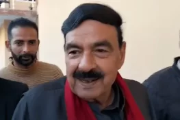 عمران خان نے ملاقات کے دوران گلے لگایا اور بوسہ لیا، شیخ رشید