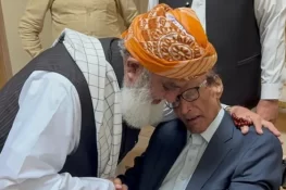 شجاعت حسین کا مولانا فضل الرحمان سے رابطہ، مدارس بل پر سراہا