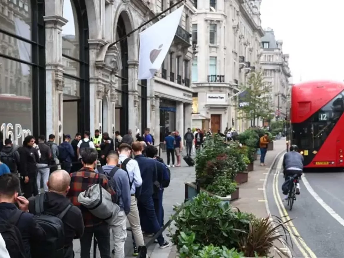 لندن کے اہم شاپنگ مرکزمیں بم کی اطلاع، علاقہ خالی کرالیا گیا