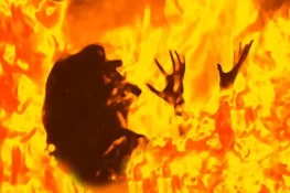 گھریلو جھگڑے پر خاوند نے بیوی پر پٹرول چھڑک کر آگ لگا دی