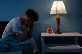 سوتے وقت یہ چیزیں نزدیک نہ رکھیں، ورنہ نقصان پہنچ سکتا