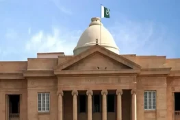 باپ کا ظالمانہ رویہ:عدالت میں کمسن بچوں کا والد کیساتھ جانے سے انکار