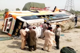 تیز رفتار بس الٹنے سے 4 مسافر جاں بحق