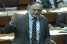 عمران خان جیل میں سہولیات ملنے کے باوجود شور مچا رہا ہے، احسن اقبال