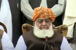 اس بار اس مولوی نے 2 کشتیوں پر پاؤں رکھا اور پار ہوگیا، مولانا فضل الرحمان