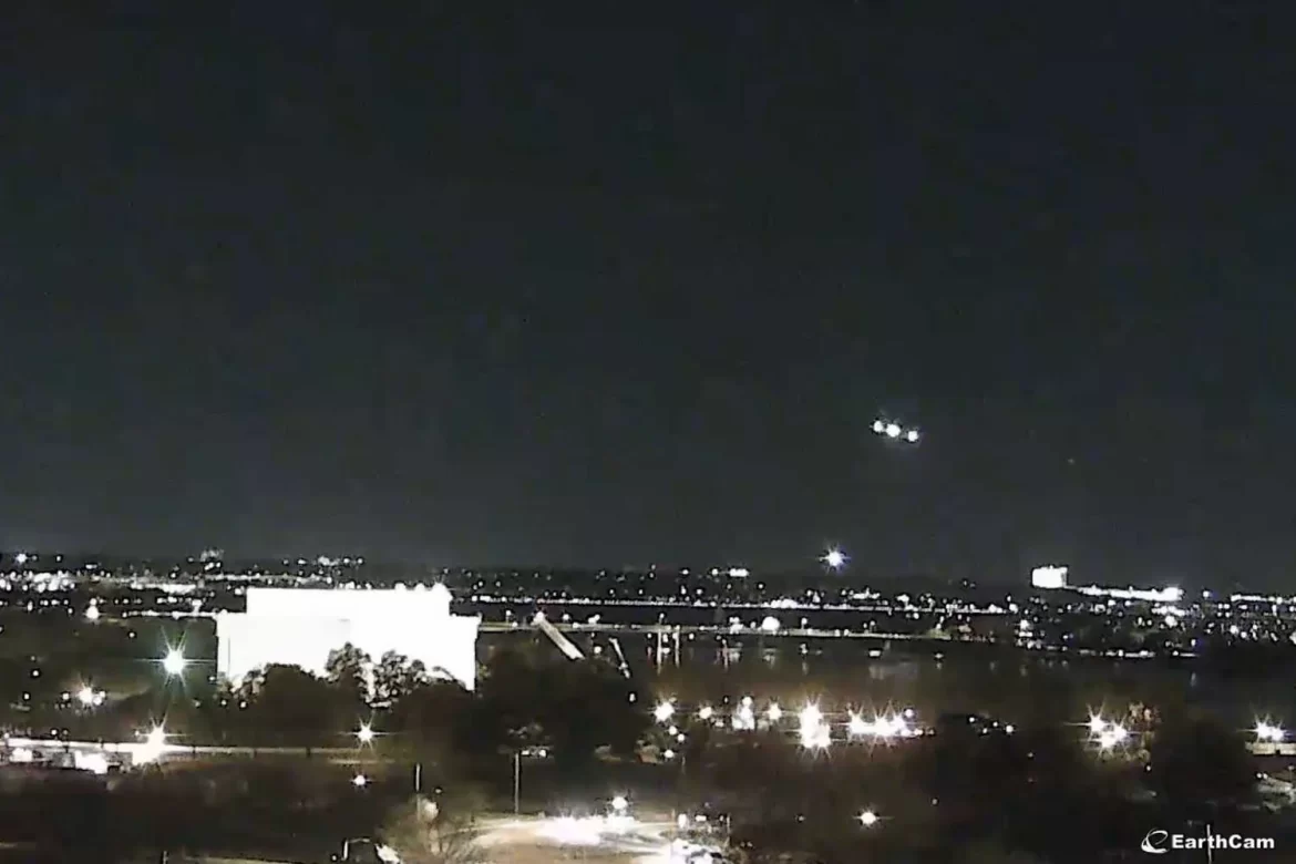 واشنگٹن میں فوجی ہیلی کاپٹر سے ٹکرا کر مسافر طیارہ تباہ