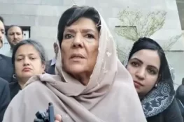 پی ٹی آئی میں پھوٹ، علیمہ خان کو پارٹی ٹیک اوور کرنے کا مشورہ