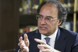 حکومت کے پاس سب کچھ خود کرنے کی گنجائش نہیں: وفاقی وزیر خزانہ