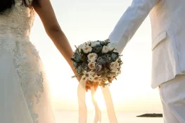 کمپنی نے غیر شادی شدہ افراد کو نوکری سے نکالنے کی دھمکی دیدی