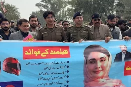 روڈ سیفٹی آگاہی کمپین، موٹر سائیکل سواروں میں ہیلمٹ تقسیم