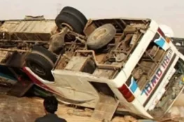 تیز رفتار کوچ الٹنے سے 2 خواتین سمیت 4 مسافر جاں بحق