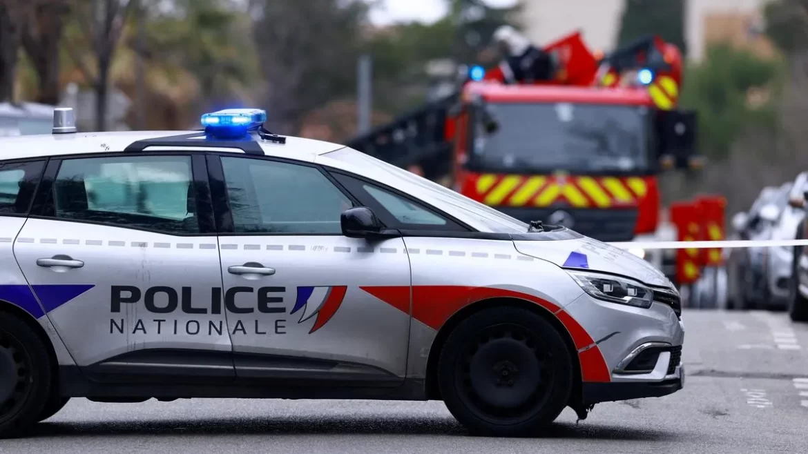 قونصل خانے پر حملہ، عمارت کے احاطے میں دھماکہ خیز مواد پھینک دیا گیا