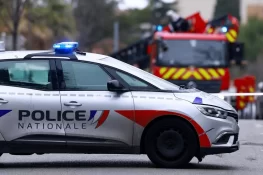 قونصل خانے پر حملہ، عمارت کے احاطے میں دھماکہ خیز مواد پھینک دیا گیا