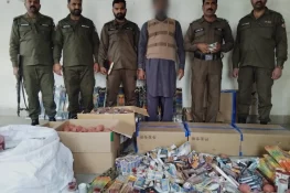 لالہ موسیٰ پولیس کی کارروائی، لاکھوں مالیت کا آتش بازی کا سامان برآمد