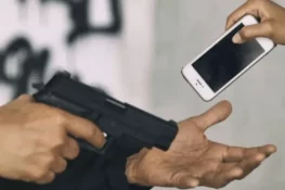 گجرات:مسلح ڈاکو نوجوانوں سے موبائل اور نقدی لوٹ کر فرار