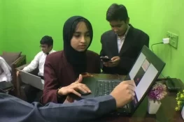 کراچی کی 16 سالہ طالبہ نے سندھی زبان کا پہلا کیلکولیٹر بنا لیا