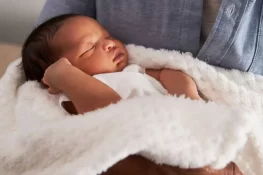 کیا بچے کو دودھ پلانے سے روزہ ٹوٹ جاتا ہے؟