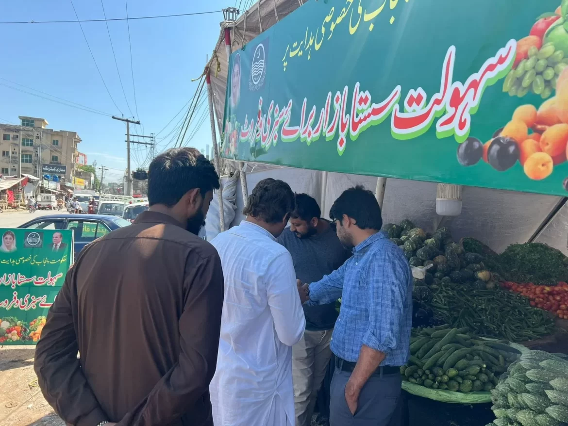 اسسٹنٹ کمشنر کھاریاں احمد شیر گوندل کا رمضان سہولت بازار کا دورہ، اشیائے ضروریہ کی قیمتوں اور معیار کا معائنہ