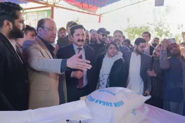 گجرات: ڈپٹی کمشنر صفدر حسین ورک کا ریہڑی بازار کا دورہ، قیمتوں اور معیار کا جائزہ