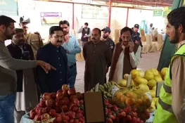 گجرات: ڈپٹی کمشنر صفدر حسین ورک کا رمضان سہولت بازار کا دورہ، نرخوں اور معیار کا جائزہ