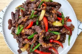 رمضان اسپیشل: شاندار کرسپی چلی بیف بنانے کی ترکیب