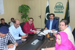 ڈپٹی کمشنر گجرات کی زیر صدارت ترقیاتی منصوبوں پر پیش رفت کا جائزہ اجلاس