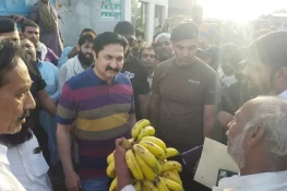 ڈپٹی کمشنر گجرات کا علی الصبح سبزی و فروٹ منڈی کا دورہ