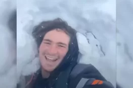 برفانی تودہ گرنے سے 90 منٹ تک برف میں دفن رہنے والا شخص آخر زندہ کیسے؟
