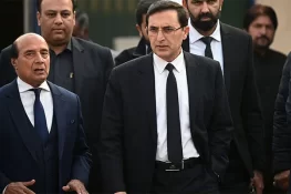 چیئرمین پی ٹی آئی نے پارٹی میں مفاہمت کی راہ ہموار کردی