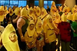 امریکا: کیلے کے چھلکے جیسے ہیٹ پہننے کا عالمی ریکارڈ قائم