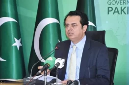 پاکستان آنے کے قوانین سب کیلئے یکساں، افغان باشندوں پر بھی وہی اصول لاگو ہیں: طلال چوہدری