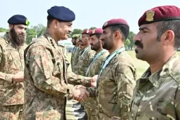 کھاریاں گیریژن میں پاکستان آرمی ٹیم اسپرٹ مشقیں، آرمی چیف نے شرکاء کو سراہا
