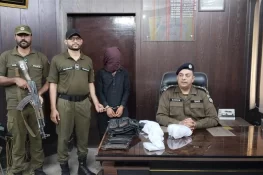 سرائے عالمگیر میں خطرناک اشتہاری ملزم شہباز عرف باجا گرفتار، کلاشنکوف اور منشیات برآمد