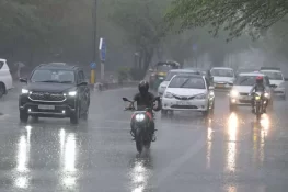 تیز ہواؤں کے ساتھ بارش اور ژالہ باری، کئی گاڑیوں کے شیشے ٹوٹ گئے