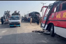 مسافر بسیں ٹکرانے سے خاتون کنڈیکٹر جان کی بازی ہار گئی