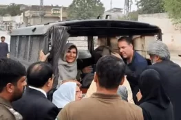 اڈیالہ جیل کے باہر ہنگامہ: عمران خان کی تینوں بہنیں اور دیگر رہنما گرفتار