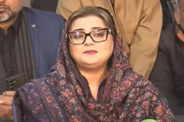 پی ٹی آئی کے رہنما خود پولیس وین میں بیٹھتے ہیں، اگلے چوک پر اُتر جاتے ہیں: عظمیٰ بخاری