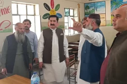 ڈپٹی کمشنر گجرات کا گورنمنٹ شمیم گرلز ہائی اسکول لالہ موسیٰ کا دورہ