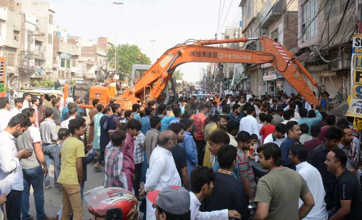 منگووال میں تجاوزات کے خلاف آپریشن، درجنوں دکانیں اور تھڑے مسمار