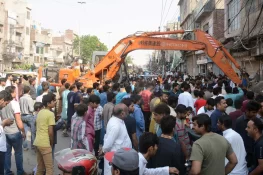 منگووال میں تجاوزات کے خلاف آپریشن، درجنوں دکانیں اور تھڑے مسمار