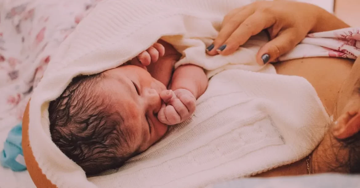 برطانیہ میں بچے کی دو بار پیدائش کا نایاب واقعہ