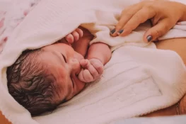 برطانیہ میں بچے کی دو بار پیدائش کا نایاب واقعہ