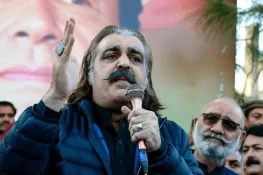 عمران خان کی بہنوں سے ناروا سلوک، وقت آنے پر حساب لیا جائے گا، علی امین گنڈاپور