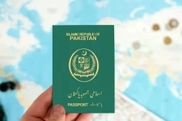 ڈی پورٹ ہونے والے 53 ہزار پاکستانیوں کے پاسپورٹ بلاک