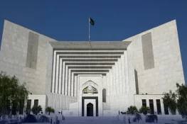 سپریم کورٹ نے بانی پی ٹی آئی سے ملاقات کرانے کیلئے تحریری حکم نامہ جاری کرنے کی استدعا مسترد کردی