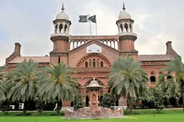 نواز شریف کی تصاویر والے اشتہارات: لاہور ہائیکورٹ کا حکومت سے جواب طلب