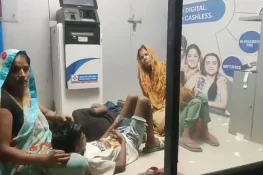 بجلی کی بندش اور شدید گرمی سے تنگ بھارتی خاندان نے اے ٹی ایم بوتھ کو گھر بنا لیا