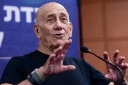 سابق اسرائیلی وزیراعظم نے نیتن یاہو کی کارروائیوں کو جنگی جرائم قرار دیدیا